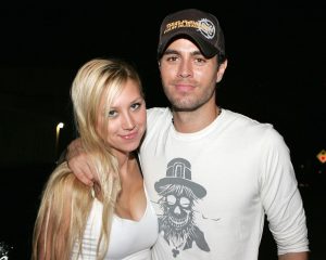 MIAMI - JUNE 16:  Tennis player Anna Kournikova and singer Enrique Iglesias leave Big Pink restaurant during the early morning hours on June 16, 2006 in Miami, Florida.  (Photo by Ralph Notaro/Getty Images)