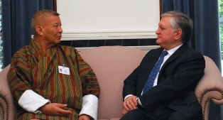 Minister Nalbandian meets Bhutan FM 