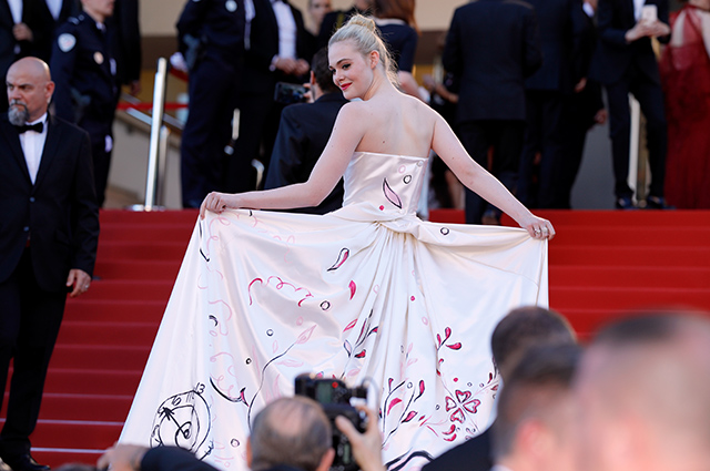 CANNES, FRANCE - MAY 17:  Elle Fanning attends the "Ismael's Ghosts (Les Fantomes d'Ismael)" screening and Opening Gala during the 70th annual Cannes Film Festival at Palais des Festivals on May 17, 2017 in Cannes, France.  (Photo by Andreas Rentz/Getty Images)