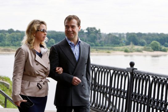 ITAR-TASS 101: YAROSLAVL, RUSSIA. AUGUST 3. Russian President, Dmitry Medvedev with wife Svetlana take a stroll down a walkway alongside the River Volga in the city of Yarolsavl. (Photo ITAR-TASS / Dmitry Astakhov) 101. Ðîññèÿ. ßðîñëàâëü. 3 àâãóñòà. Ïðåçèäåíò Ðîññèè Äìèòðèé Ìåäâåäåâ ñ ñóïðóãîé Ñâåòëàíîé âî âðåìÿ ïðîãóëêè ïî íàáåðåæíîé ßðîñëàâëÿ, íà ñòðåëêå ó âïàäåíèÿ ðåêè Êîòîðîñëü â Âîëãó. Ôîòî ÈÒÀÐ-ÒÀÑÑ/ Äìèòðèé Àñòàõîâ