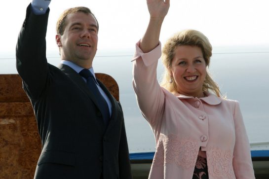 ITAR-TASS 161: ANDERMATT, SWITZERLAND. SEPTEMBER 22, 2009. Russia's president Dmitry Medvedev and wife Svetlana wave as they board a plane to depart from Andermatt, Canton of Uri, on their final day of official visit to Switzerland. (Photo ITAR-TASS / Mikhail Klimentyev) 161. Øâåéöàðèÿ. Àíäåðìàòò. 22 ñåíòÿáðÿ. Ïðåçèäåíò Ðîññèè Äìèòðèé Ìåäâåäåâ ñ ñóïðóãîé Ñâåòëàíîé ïî îêîí÷àíèè îôèöèàëüíîãî âèçèòà. Ôîòî ÈÒÀÐ-ÒÀÑÑ/ Ìèõàèë Êëèìåíòüåâ