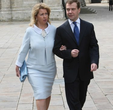 ITAR-TASS 39: MOSCOW, RUSSIA. JUNE 12. Russian President Dmitry Medvedev with his wife Svetlana arrive for the state prize ceremony at the Kremlin. (Photo ITAR-TASS / Vladimir Rodionov) 39. Ðîññèÿ. Ìîñêâà. 12 èþíÿ. Ïðåçèäåíò Ðîññèè Äìèòðèé Ìåäâåäåâ ñ ñóïðóãîé Ñâåòëàíîé ïåðåä íà÷àëîì öåðåìîíèè âðó÷åíèÿ Ãîñóäàðñòâåííûõ ïðåìèé çà 2007 ãîä â Êðåìëå. Ôîòî ÈÒÀÐ-ÒÀÑÑ/ Âëàäèìèð Ðîäèîíîâ